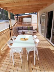 una mesa blanca y sillas en una terraza en RELAX Mobile Home Camp Basko Polje #NEW2022, en Baška Voda