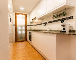 Kuchyň nebo kuchyňský kout v ubytování Renteando Albir Apartments
