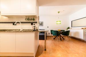 Kuchyň nebo kuchyňský kout v ubytování Renteando Albir Apartments