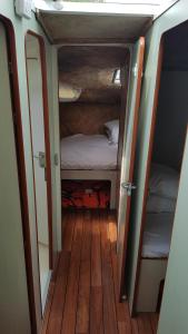 Bateau 6 personnes sans permis terrasse à quai ou option navigation في بيزييه: غرفة صغيرة بها سرير وسريرين بطابقين