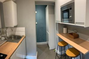 Stunning 1-Bed Apartment in London tesisinde mutfak veya mini mutfak