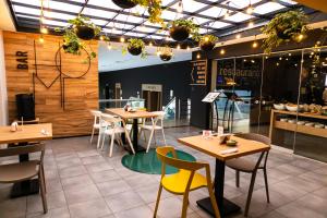 a restaurant with tables and chairs in a room at Palmetto Hotel Business San Borja in Lima