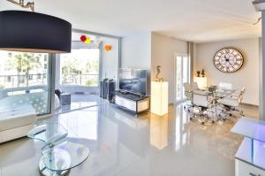 salon z telewizorem i stołem w obiekcie Atico Puerto Banus, Marbella w Marbelli