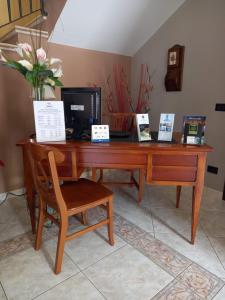 a wooden desk with a chair and a computer at B&B TENUTA BIANCA in Oliveto Citra