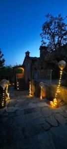 una casa con luces delante de ella por la noche en Casolare il Moro en Monte San Savino