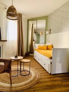 una camera con letto, tavolo e specchio di La Casita del Patio a Santiago de Compostela