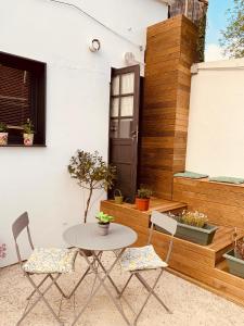 un patio con tavolo e 2 sedie di La Casita del Patio a Santiago de Compostela