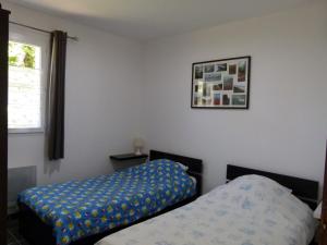 a bedroom with two beds and a picture on the wall at Maison neuve à Jard-sur-Mer, proche plage, forêt, port, 4 pers, WiFi, jardin, plancha - FR-1-336-59 in Jard-sur-Mer