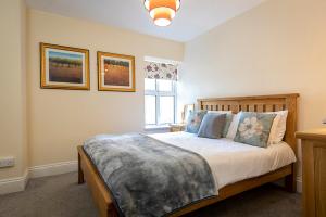 Un ou plusieurs lits dans un hébergement de l'établissement Hengar Manor Apartments 16 autres photos