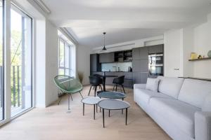 uma sala de estar com um sofá e uma mesa em Nice 1 bedroom with balcony Avenue Louise em Bruxelas