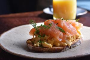 een bord met een stuk brood met eten erop bij The Percy Arms in Chatton