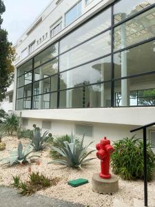 una boca de incendios roja frente a un edificio en ÉLÉGANT STUDIO et PARKING DANS BATIMENT HISTORIQUE, en Saint-Tropez