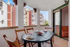 Un comedor con mesa y sillas en Apartamento Atlanterra Sol, en Zahara de los Atunes
