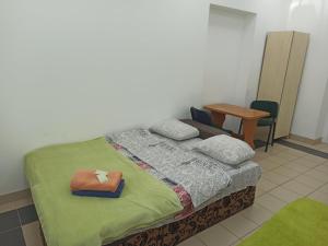 Postel nebo postele na pokoji v ubytování Старий Дворик,кімнати біля жд вокзалу