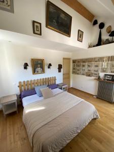um quarto com uma cama grande num quarto em BedandBeige, La Belle Etape em Linas