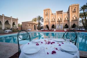 Sundlaugin á riad sbai palace eða í nágrenninu
