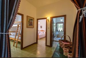 una stanza con corridoio e camera da letto di Villa Andrea a Codaruina