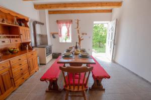 eine Küche mit einem Tisch und einer roten Serviette darauf in der Unterkunft Mountain House VENI in Jablanac