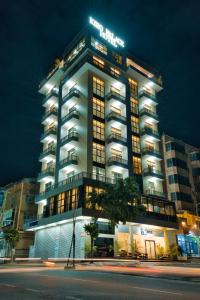 wysoki budynek z oświetleniem na górze w obiekcie Kibo Palace Hotel Moshi w mieście Moshi
