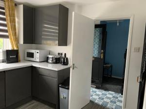 Кухня или мини-кухня в Newly renovated 2-Bed House in Gorleston-on-Sea
