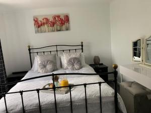 En eller flere senger på et rom på Newly renovated 2-Bed House in Gorleston-on-Sea