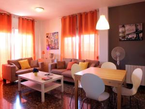 a living room with a couch and a table at Alojamiento ciudad las artes in Valencia