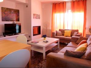 a living room with a couch and a table at Alojamiento ciudad las artes in Valencia