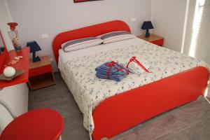 1 dormitorio con 1 cama roja con cabecero rojo en IL CIELO IN UNA STANZA, en Balestrate