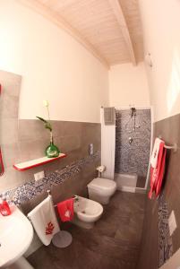 La salle de bains est pourvue d'un lavabo, de toilettes et d'une douche. dans l'établissement IL CIELO IN UNA STANZA, à Balestrate