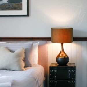 Un pat sau paturi într-o cameră la Allangrange Hotel near Inverness