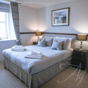 מיטה או מיטות בחדר ב-Allangrange Hotel near Inverness