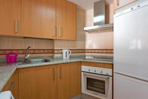 Kuchyň nebo kuchyňský kout v ubytování Relaxing Beach Apartment in Fuengirola Parking