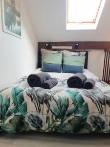 Un dormitorio con una cama con almohadas. en Warm Studio en duplex proche Paris et Disney en Neuilly-Plaisance
