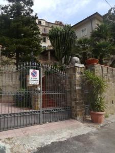 una valla de hierro forjado con una señal en ella en Casa dello Ziro, en Castellabate