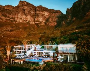 um resort com uma montanha ao fundo em Atlanticview Cape Town Boutique Hotel em Cidade do Cabo