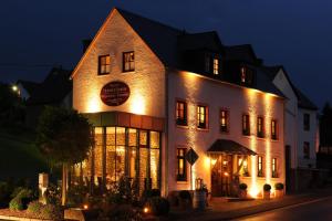 a building with lights on it at night at Winzerstübchen in Brauneberg