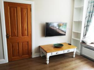 TV a/nebo společenská místnost v ubytování Brownstead Cottage
