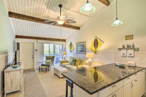 Il dispose d'une cuisine et d'un salon avec un canapé et une table. dans l'établissement Coastal Condo with Pool Access Less Than 1 Mi to Beach!, à Sanibel