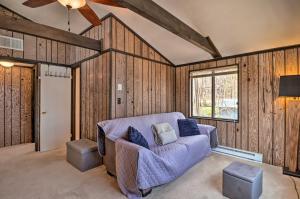 ein Wohnzimmer mit einer Couch und einem Fenster in der Unterkunft Pocono Lake Home with Fire Pit Walk to Ski Hill! in Pocono Lake