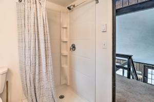 ein Badezimmer mit Dusche und Fenster in der Unterkunft Pocono Lake Home with Fire Pit Walk to Ski Hill! in Pocono Lake