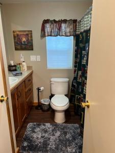 Bathroom sa 2 Bedroom Cabin Inside Glacier National Park