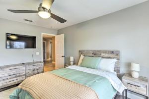 Giường trong phòng chung tại 2 Mi to City Center Spacious Port St Lucie Home!