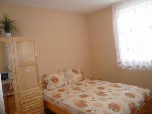 ein kleines Schlafzimmer mit einem Bett und einem Fenster in der Unterkunft Къща за гости БОЛЯРИ in Trjawna