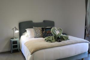a bedroom with a bed with a heart decoration on it at Hôtel confidentiel Le Grecale in Pianottoli-Caldarello