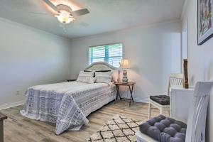 Schlafzimmer mit einem Bett und einem Deckenventilator in der Unterkunft Charming Bay St Louis Home - 1 Mi to Beach! in Bay Saint Louis