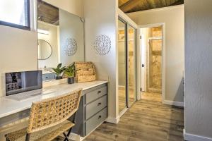 Chic Waikoloa Condo with Lanai and Complex Pools!的电视和/或娱乐中心