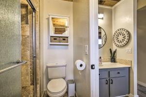 Chic Waikoloa Condo with Lanai and Complex Pools!的一间浴室