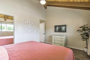 Chic Waikoloa Condo with Lanai and Complex Pools!客房内的一张或多张床位