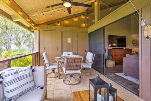 Chic Waikoloa Condo with Lanai and Complex Pools!的休息区