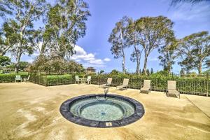 Chic Waikoloa Condo with Lanai and Complex Pools!外面的花园